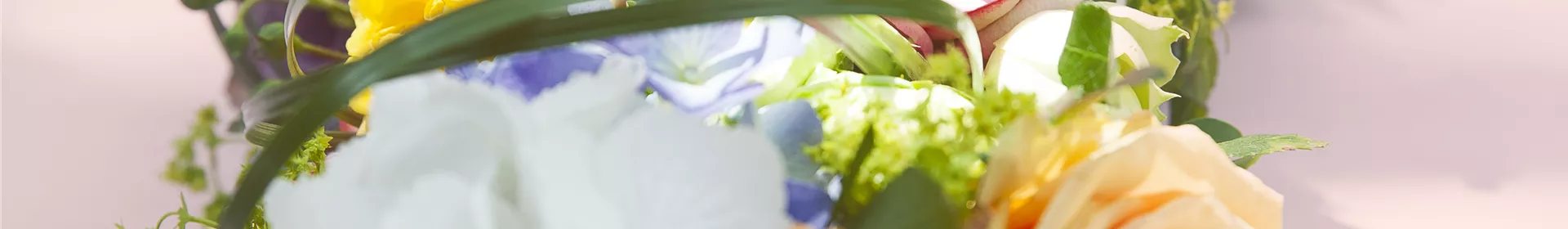 Blumen als ideale Tischdeko für den wichtigsten Tag im Leben - Rosengut Langerwisch